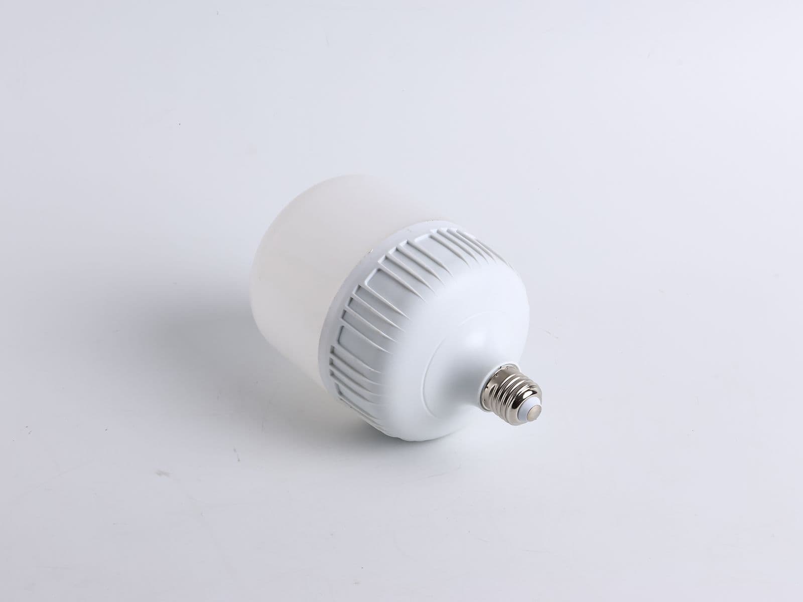 Beyaz zeminde profesyonel LED ampul